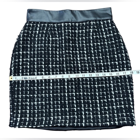 Marciano by Guess, Tweed & Faux Leather Mini Skirt, Size 4, Black, White - Picture 8 of 14